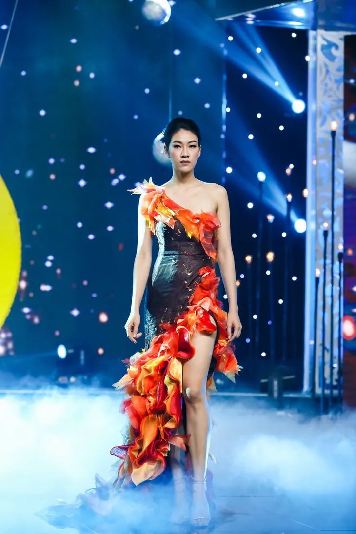 Sài Gòn đêm thứ 7: Đồng Lan vắt vẻo trên trăng, hòa mình cùng thời trang Quỳnh Paris - Ảnh 3. Sài Gòn đêm thứ 7: Đồng Lan vắt vẻo trên trăng, hòa mình cùng thời trang Quỳnh Paris - Ảnh 3.