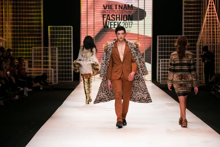 Thanh Hằng kết màn ấn tượng bế mạc Tuần lễ thời trang quốc tế Việt Nam Xuân - Hè 2017 - Ảnh 18. Thanh Hằng kết màn ấn tượng bế mạc Tuần lễ thời trang quốc tế Việt Nam Xuân - Hè 2017 - Ảnh 18.