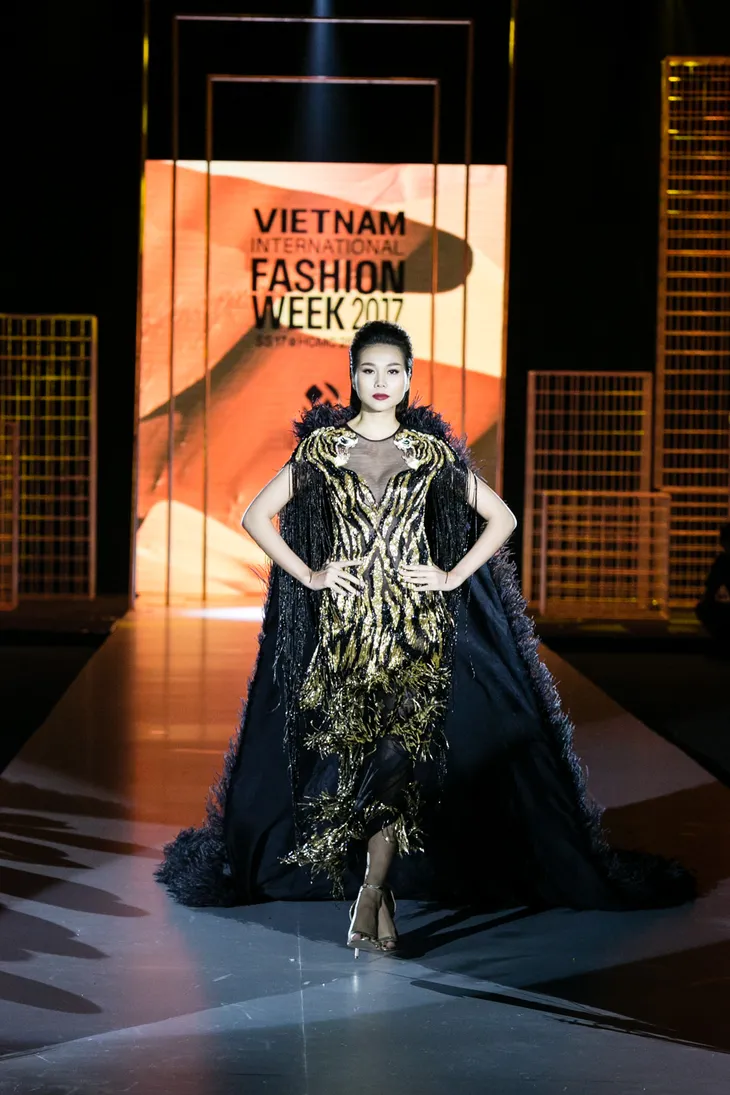 Thanh Hằng kết màn ấn tượng bế mạc Tuần lễ thời trang quốc tế Việt Nam Xuân - Hè 2017 - Ảnh 1. Thanh Hằng kết màn ấn tượng bế mạc Tuần lễ thời trang quốc tế Việt Nam Xuân - Hè 2017 - Ảnh 1.