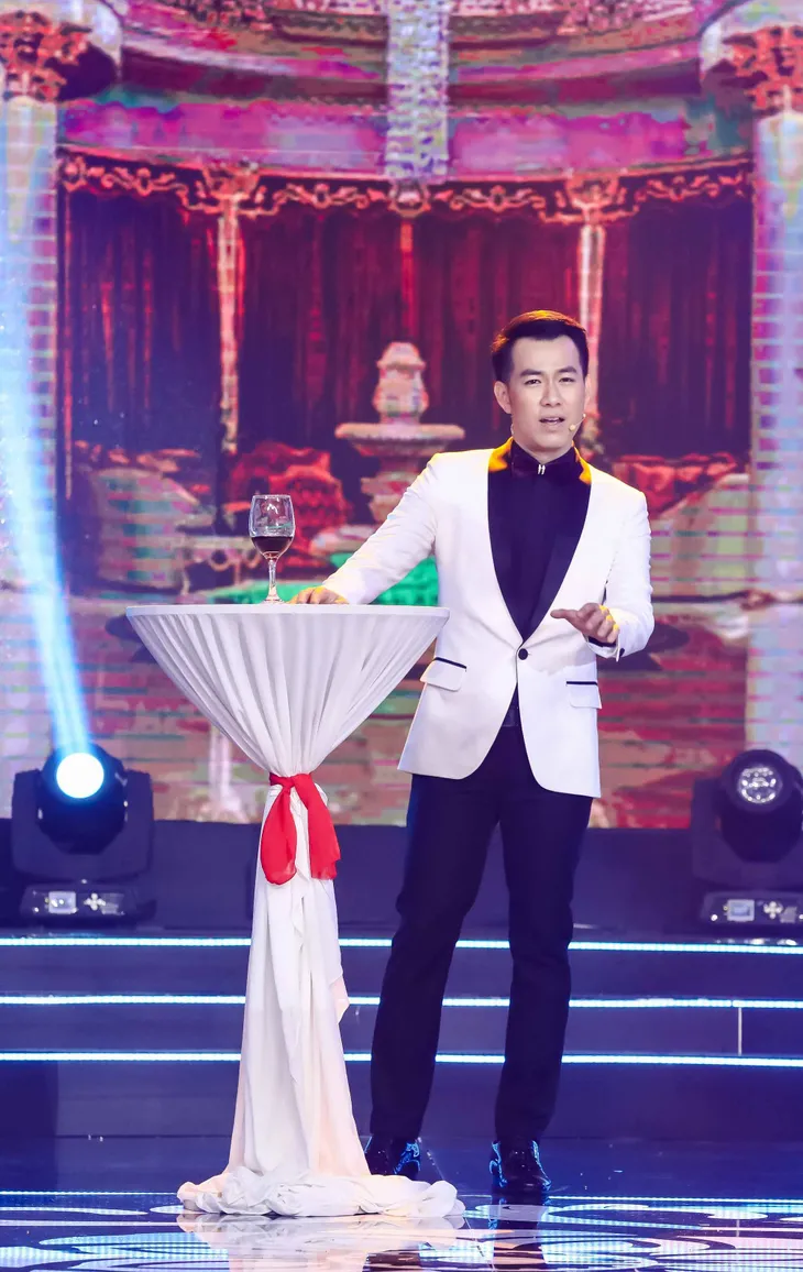 Ấn tượng BST lấp lánh Vũ khúc mùa đông trên sân khấu Sài Gòn đêm thứ 7 - Ảnh 2. Ấn tượng BST lấp lánh Vũ khúc mùa đông trên sân khấu Sài Gòn đêm thứ 7 - Ảnh 2.