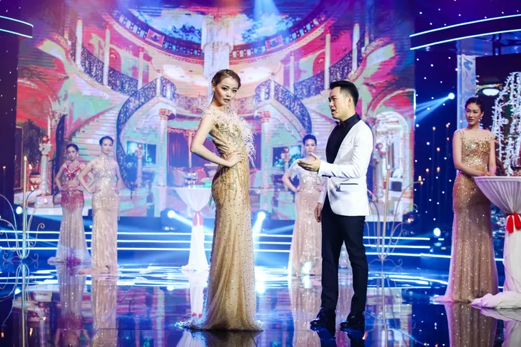 Ấn tượng BST lấp lánh Vũ khúc mùa đông trên sân khấu Sài Gòn đêm thứ 7 - Ảnh 7. Ấn tượng BST lấp lánh Vũ khúc mùa đông trên sân khấu Sài Gòn đêm thứ 7 - Ảnh 7.