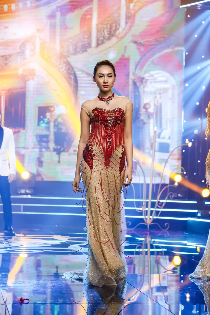 Ấn tượng BST lấp lánh Vũ khúc mùa đông trên sân khấu Sài Gòn đêm thứ 7 - Ảnh 5. Ấn tượng BST lấp lánh Vũ khúc mùa đông trên sân khấu Sài Gòn đêm thứ 7 - Ảnh 5.
