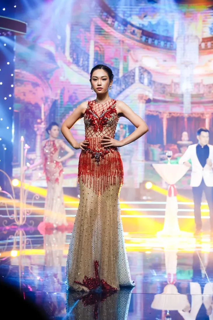 Ấn tượng BST lấp lánh Vũ khúc mùa đông trên sân khấu Sài Gòn đêm thứ 7 - Ảnh 4. Ấn tượng BST lấp lánh Vũ khúc mùa đông trên sân khấu Sài Gòn đêm thứ 7 - Ảnh 4.
