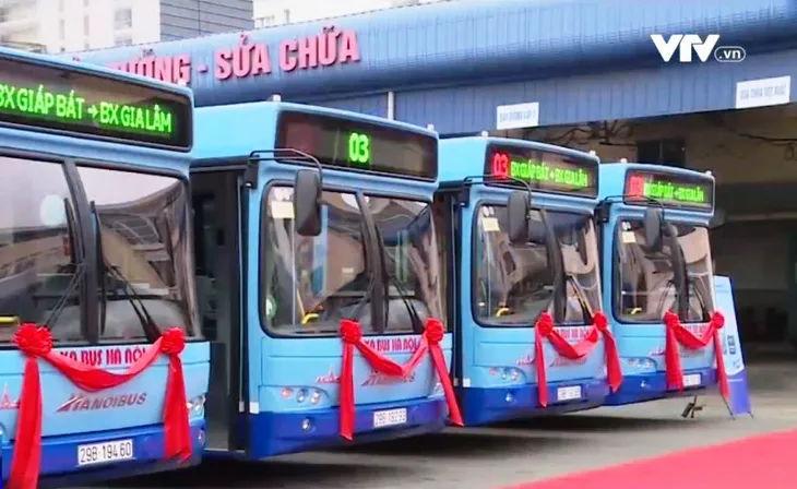 Hà Nội thử nghiệm xe bus sàn thấp - Ảnh 1. Hà Nội thử nghiệm xe bus sàn thấp - Ảnh 1.