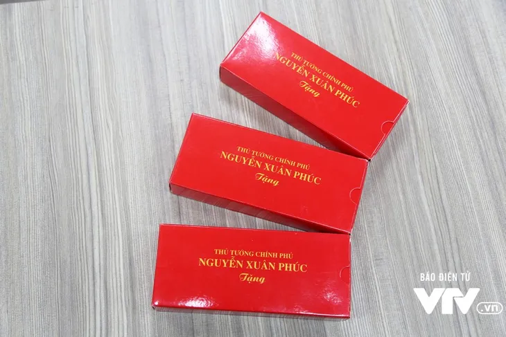 Thủ tướng Nguyễn Xuân Phúc tặng bút cho nhà hảo tâm ủng hộ chương trình Trái tim cho em - Ảnh 1. Thủ tướng Nguyễn Xuân Phúc tặng bút cho nhà hảo tâm ủng hộ chương trình Trái tim cho em - Ảnh 1.
