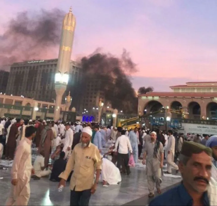 Bắt giữ 46 kẻ tình nghi đánh bom đền thờ Tiên tri ở Saudi Arabia - Ảnh 1. Bắt giữ 46 kẻ tình nghi đánh bom đền thờ Tiên tri ở Saudi Arabia - Ảnh 1.