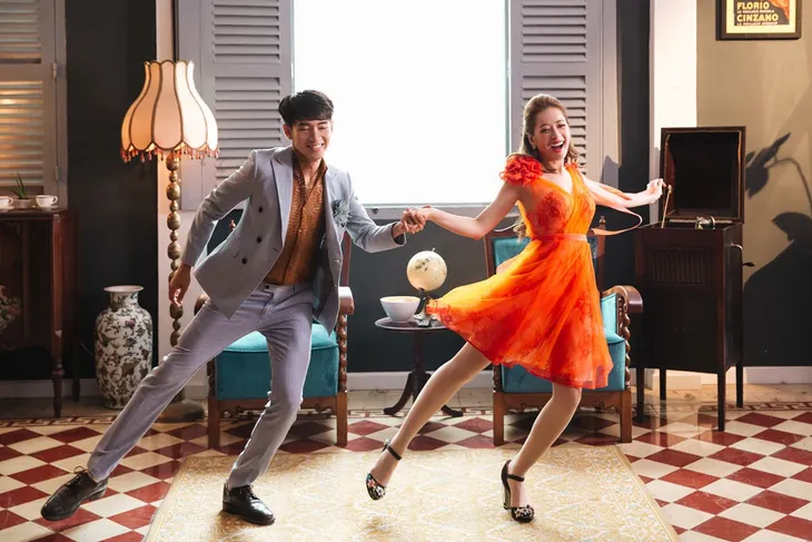 Chi Pu diện bao nhiêu chiếc váy trong MV Em sai rồi anh xin lỗi em đi? - Ảnh 4. Chi Pu diện bao nhiêu chiếc váy trong MV Em sai rồi anh xin lỗi em đi? - Ảnh 4.