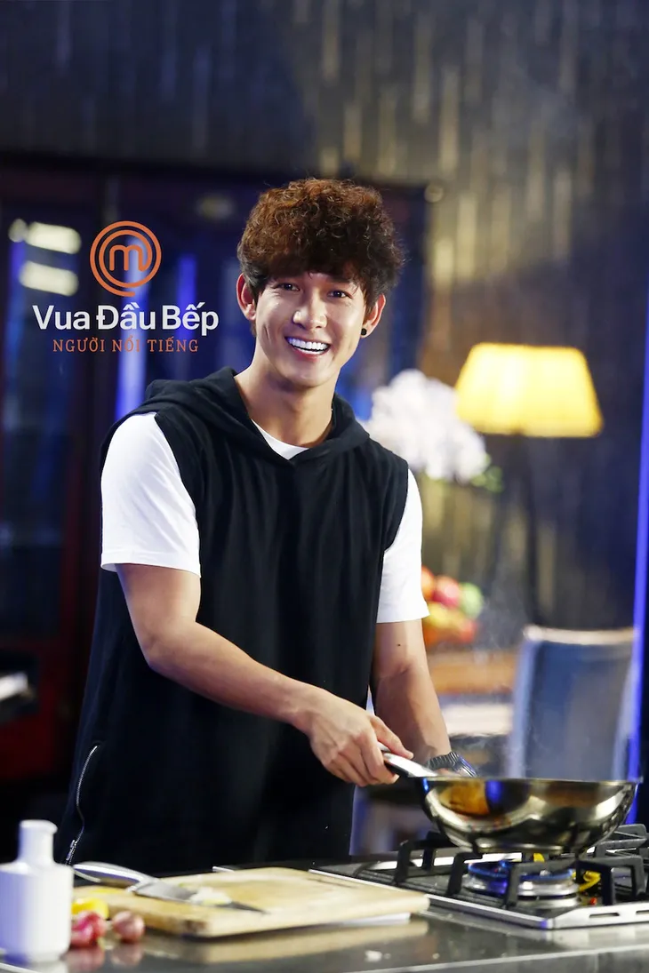 Vua đầu bếp 2017: NTK Lý Quí Khánh trổ tài vào bếp nấu nướng - Ảnh 2. Vua đầu bếp 2017: NTK Lý Quí Khánh trổ tài vào bếp nấu nướng - Ảnh 2.