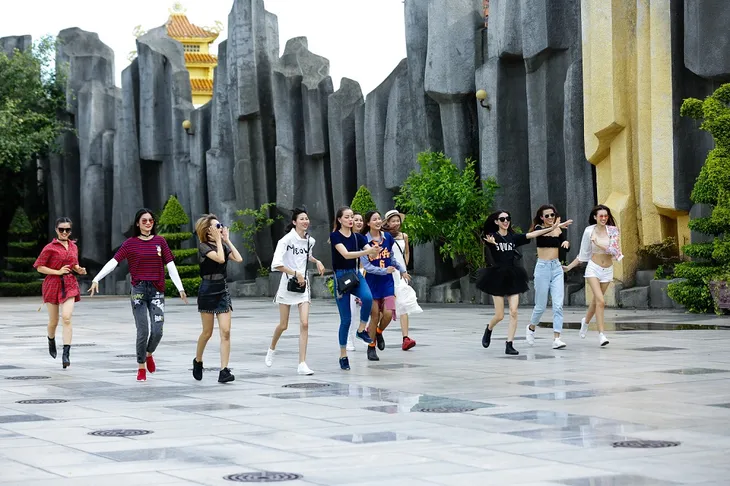 Vietnams Next Top Model 2017: Gạt bỏ căng thẳng, các thí sinh đã có khoảnh khắc tràn ngập niềm vui và hạnh phúc như thế này - Ảnh 2. Vietnams Next Top Model 2017: Gạt bỏ căng thẳng, các thí sinh đã có khoảnh khắc tràn ngập niềm vui và hạnh phúc như thế này - Ảnh 2.