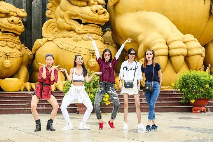 Vietnams Next Top Model 2017: Gạt bỏ căng thẳng, các thí sinh đã có khoảnh khắc tràn ngập niềm vui và hạnh phúc như thế này - Ảnh 9. Vietnams Next Top Model 2017: Gạt bỏ căng thẳng, các thí sinh đã có khoảnh khắc tràn ngập niềm vui và hạnh phúc như thế này - Ảnh 9.