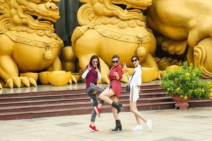 Vietnams Next Top Model 2017: Gạt bỏ căng thẳng, các thí sinh đã có khoảnh khắc tràn ngập niềm vui và hạnh phúc như thế này - Ảnh 4. Vietnams Next Top Model 2017: Gạt bỏ căng thẳng, các thí sinh đã có khoảnh khắc tràn ngập niềm vui và hạnh phúc như thế này - Ảnh 4.