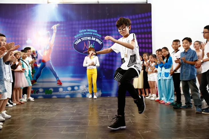 Vietnam Idol Kids 2017: Cô bé khiếm thị Minh Hiền khiến giám khảo lặng người khi hát về mẹ - Ảnh 5. Vietnam Idol Kids 2017: Cô bé khiếm thị Minh Hiền khiến giám khảo lặng người khi hát về mẹ - Ảnh 5.