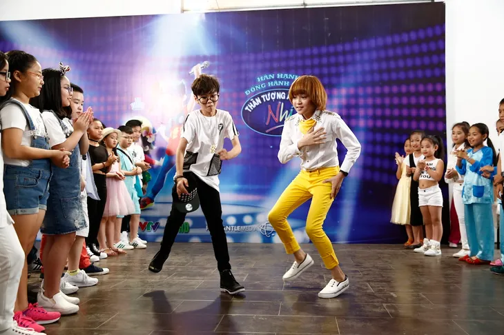 Vietnam Idol Kids 2017: Cô bé khiếm thị Minh Hiền khiến giám khảo lặng người khi hát về mẹ - Ảnh 4. Vietnam Idol Kids 2017: Cô bé khiếm thị Minh Hiền khiến giám khảo lặng người khi hát về mẹ - Ảnh 4.