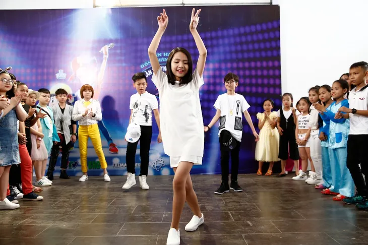Vietnam Idol Kids 2017: Cô bé khiếm thị Minh Hiền khiến giám khảo lặng người khi hát về mẹ - Ảnh 3. Vietnam Idol Kids 2017: Cô bé khiếm thị Minh Hiền khiến giám khảo lặng người khi hát về mẹ - Ảnh 3.