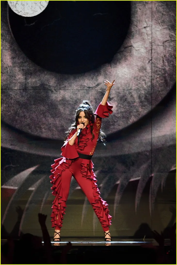 Camila Cabello đốt cháy sân khấu MTV EMAs 2017 với Havana - Ảnh 2. Camila Cabello đốt cháy sân khấu MTV EMAs 2017 với Havana - Ảnh 2.