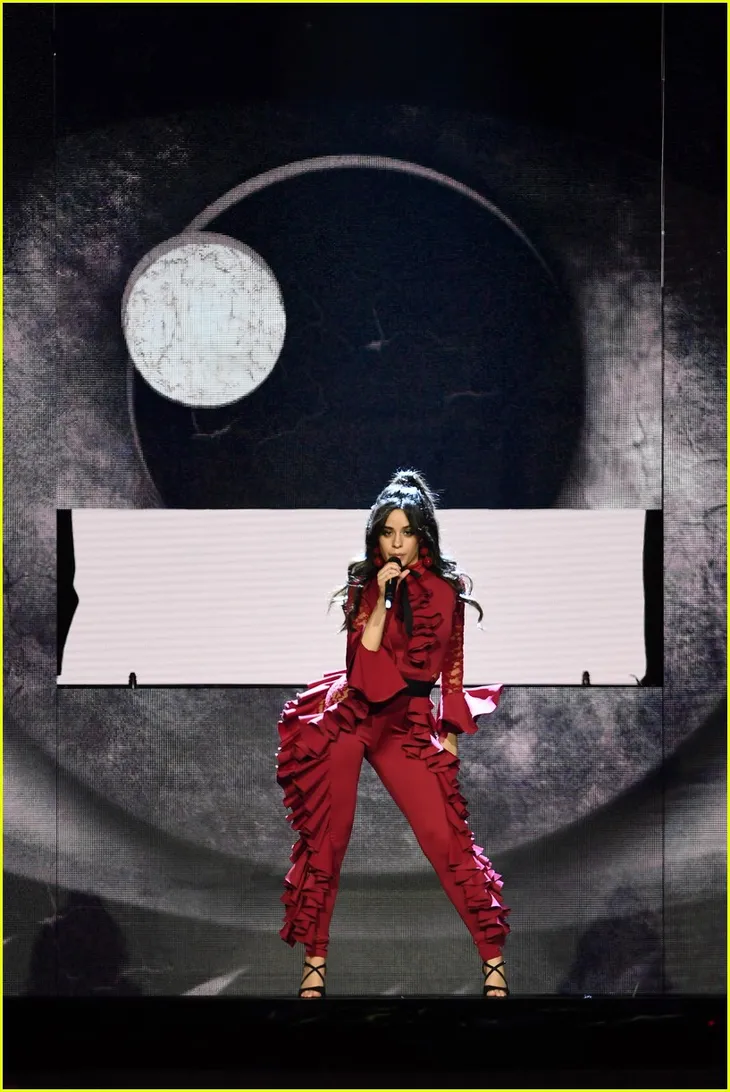 Camila Cabello đốt cháy sân khấu MTV EMAs 2017 với Havana - Ảnh 4. Camila Cabello đốt cháy sân khấu MTV EMAs 2017 với Havana - Ảnh 4.