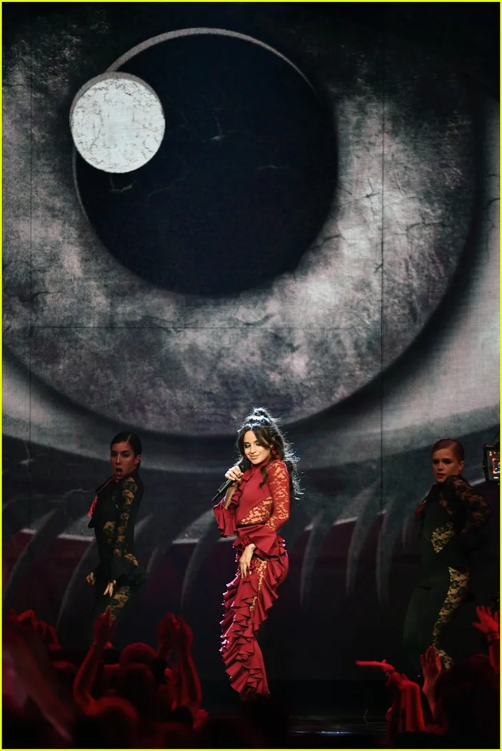 Camila Cabello đốt cháy sân khấu MTV EMAs 2017 với Havana - Ảnh 3. Camila Cabello đốt cháy sân khấu MTV EMAs 2017 với Havana - Ảnh 3.
