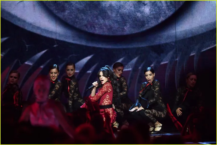 Camila Cabello đốt cháy sân khấu MTV EMAs 2017 với Havana - Ảnh 6. Camila Cabello đốt cháy sân khấu MTV EMAs 2017 với Havana - Ảnh 6.