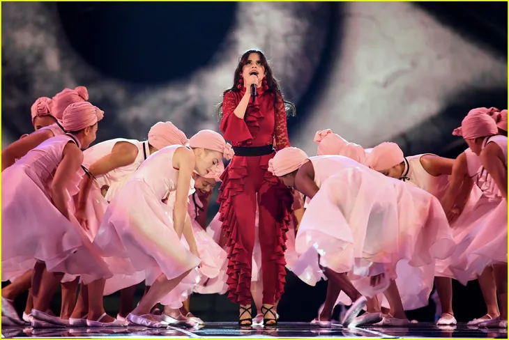 Camila Cabello đốt cháy sân khấu MTV EMAs 2017 với Havana - Ảnh 7. Camila Cabello đốt cháy sân khấu MTV EMAs 2017 với Havana - Ảnh 7.