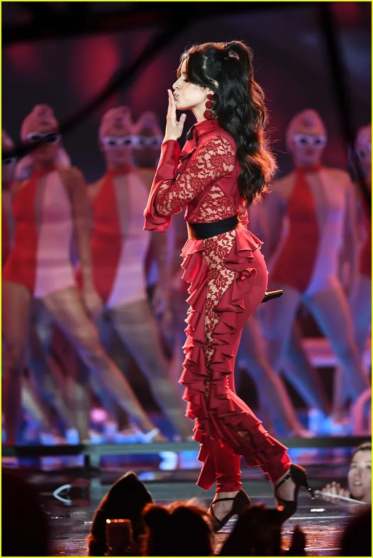 Camila Cabello đốt cháy sân khấu MTV EMAs 2017 với Havana - Ảnh 8. Camila Cabello đốt cháy sân khấu MTV EMAs 2017 với Havana - Ảnh 8.