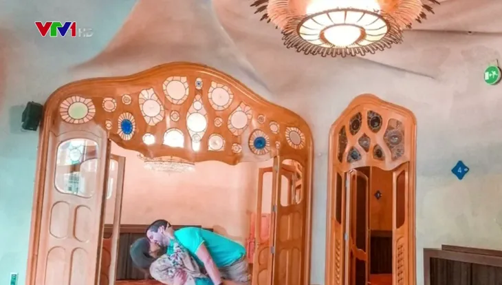 Nụ hôn vòng quanh thế giới của cặp đôi sống xa nhau hàng nghìn km - Ảnh 1. Nụ hôn vòng quanh thế giới của cặp đôi sống xa nhau hàng nghìn km - Ảnh 1.