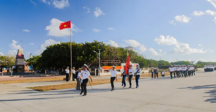 Trang nghiêm Lễ chào cờ trên đảo Trường Sa Lớn - Ảnh 4. Trang nghiêm Lễ chào cờ trên đảo Trường Sa Lớn - Ảnh 4.
