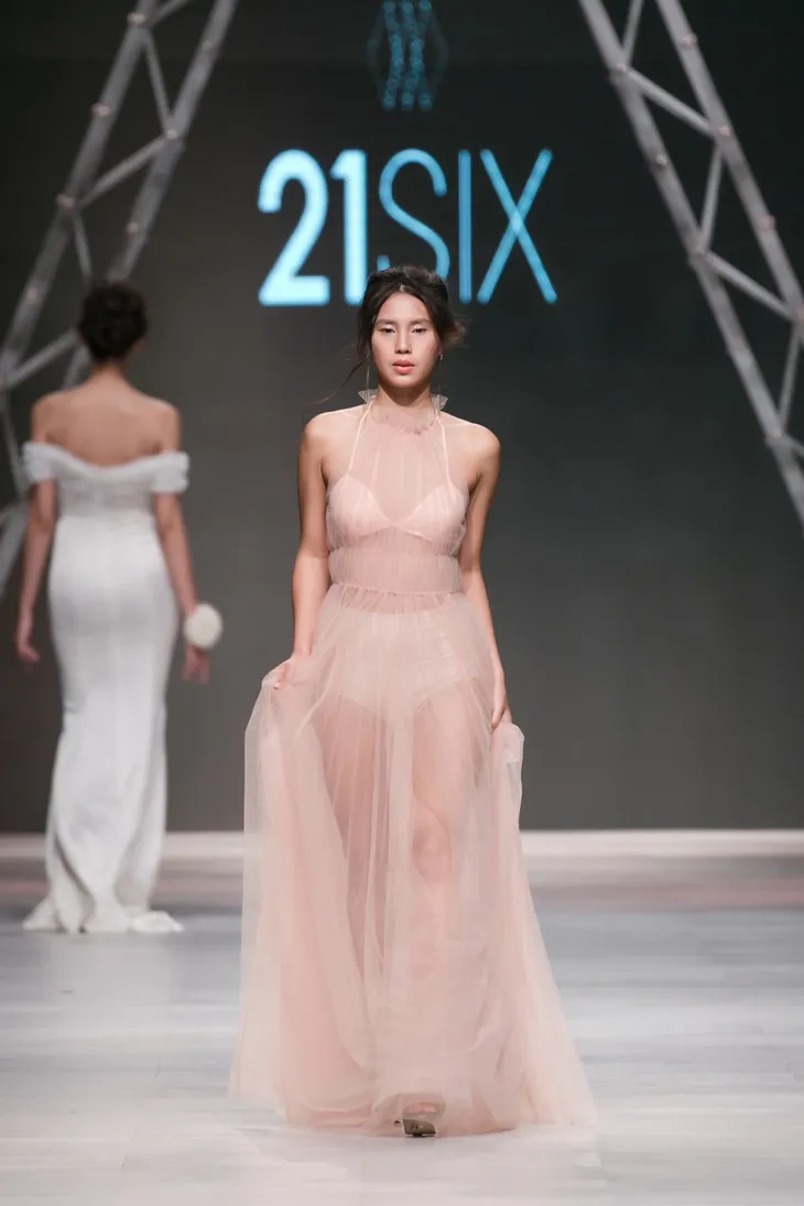 Thêm một thế giới thần tiên trên sàn catwalk Tuần lễ thời trang quốc tế Việt Nam Thu - Đông 2017 - Ảnh 2. Thêm một thế giới thần tiên trên sàn catwalk Tuần lễ thời trang quốc tế Việt Nam Thu - Đông 2017 - Ảnh 2.