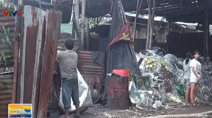 Xưởng dầu nhớt không phép cháy trong mưa tại huyện Củ Chi, TP.HCM - Ảnh 2. Xưởng dầu nhớt không phép cháy trong mưa tại huyện Củ Chi, TP.HCM - Ảnh 2.