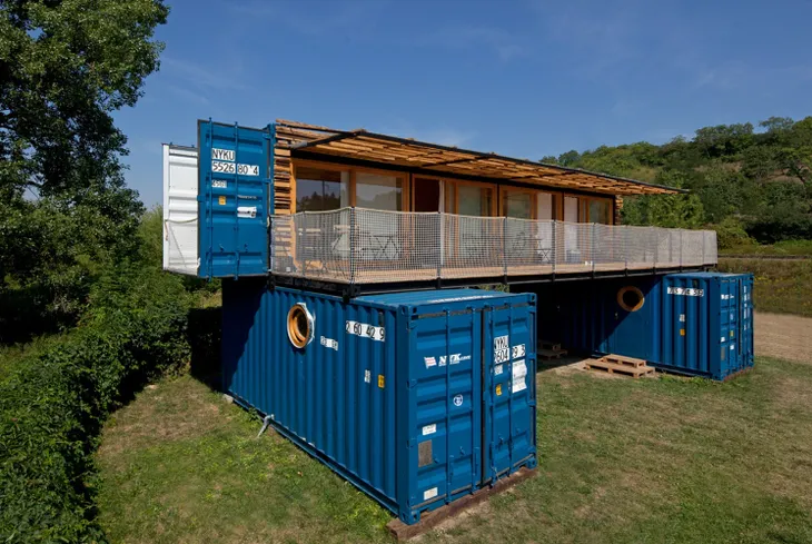 Khách sạn độc đáo được hô biến từ ba chiếc container - Ảnh 1. Khách sạn độc đáo được hô biến từ ba chiếc container - Ảnh 1.