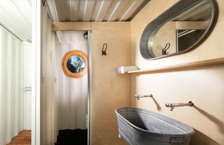 Khách sạn độc đáo được hô biến từ ba chiếc container - Ảnh 6. Khách sạn độc đáo được hô biến từ ba chiếc container - Ảnh 6.