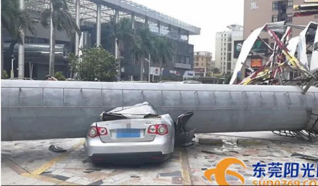 Cột quảng cáo khổng lồ bật gốc trong lúc gió mạnh, nhiều ô tô bẹp dí - Ảnh 1. Cột quảng cáo khổng lồ bật gốc trong lúc gió mạnh, nhiều ô tô bẹp dí - Ảnh 1.