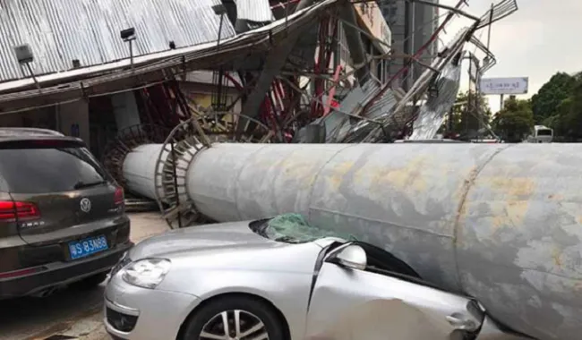 Cột quảng cáo khổng lồ bật gốc trong lúc gió mạnh, nhiều ô tô bẹp dí - Ảnh 2. Cột quảng cáo khổng lồ bật gốc trong lúc gió mạnh, nhiều ô tô bẹp dí - Ảnh 2.