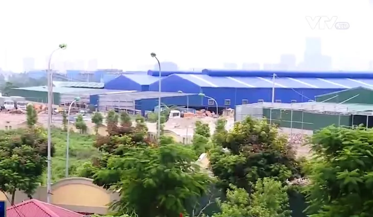 Tràn lan sử dụng đất công sai phép - Ảnh 1.