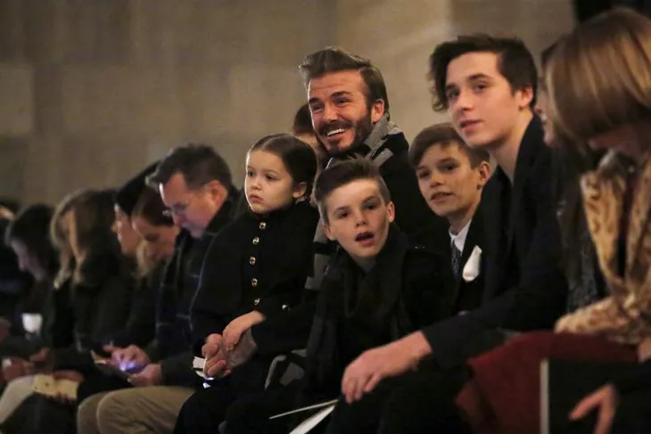 Victoria Beckham: Hạnh phúc là bỏ điện thoại xuống... - Ảnh 1. Victoria Beckham: Hạnh phúc là bỏ điện thoại xuống... - Ảnh 1.