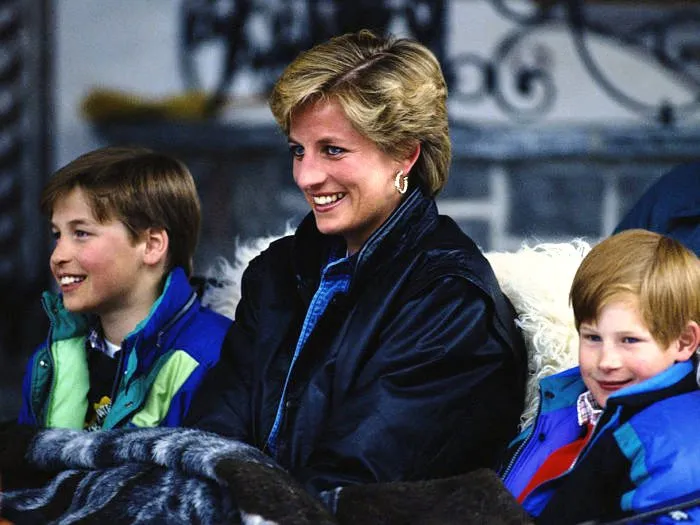 Hoàng tử William và Harry lần đầu chia sẻ những cảm xúc về mẹ - Ảnh 4. Hoàng tử William và Harry lần đầu chia sẻ những cảm xúc về mẹ - Ảnh 4.