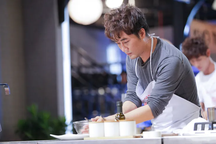 Lý Quí Khánh chiến thắng tuyệt đối thử thách Chiếc hộp bí mật với món Tôm cung đình - Ảnh 1. Lý Quí Khánh chiến thắng tuyệt đối thử thách Chiếc hộp bí mật với món Tôm cung đình - Ảnh 1.