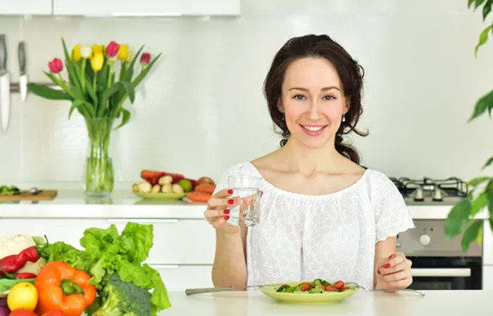 Vì sao bạn nên uống một cốc nước trước khi ăn sáng? - Ảnh 1.