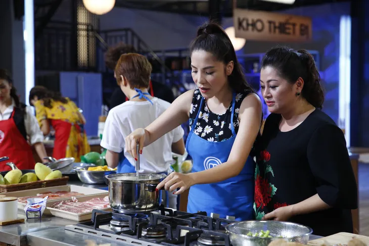 Vua đầu bếp: An Nguy vẫn vui vẻ và ngoan ngoãn làm nhiệm vụ khi thành phụ bếp - Ảnh 3. Vua đầu bếp: An Nguy vẫn vui vẻ và ngoan ngoãn làm nhiệm vụ khi thành phụ bếp - Ảnh 3.