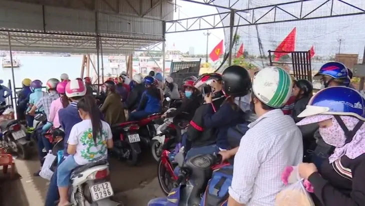 Đồng Tháp tắc phà ngày đầu nghỉ lễ - Ảnh 1. Đồng Tháp tắc phà ngày đầu nghỉ lễ - Ảnh 1.