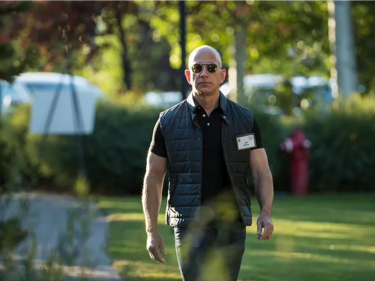 Bill Gates lấy lại ngôi vị giàu nhất thế giới từ Jeff Bezos - Ảnh 2.