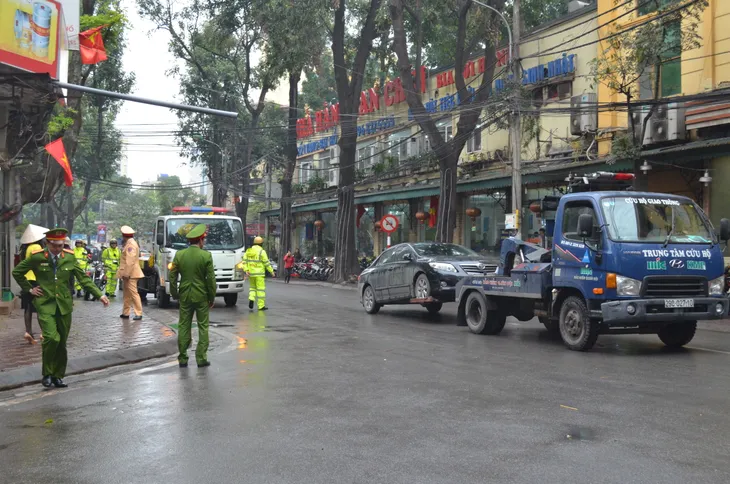 Hành vi lấn chiếm vỉa hè, lòng đường bị xử phạt thế nào? - Ảnh 1. Hành vi lấn chiếm vỉa hè, lòng đường bị xử phạt thế nào? - Ảnh 1.