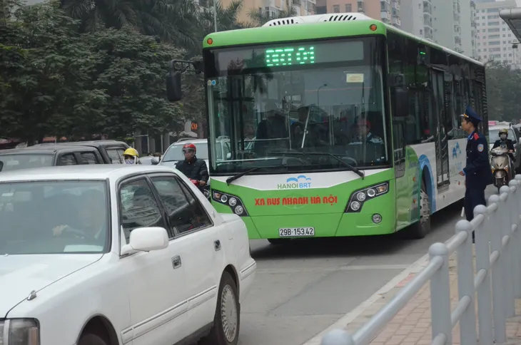 Hà Nội dự kiến tổ chức làn ưu tiên cho xe bus trên 10 tuyến đường - Ảnh 1. Hà Nội dự kiến tổ chức làn ưu tiên cho xe bus trên 10 tuyến đường - Ảnh 1.