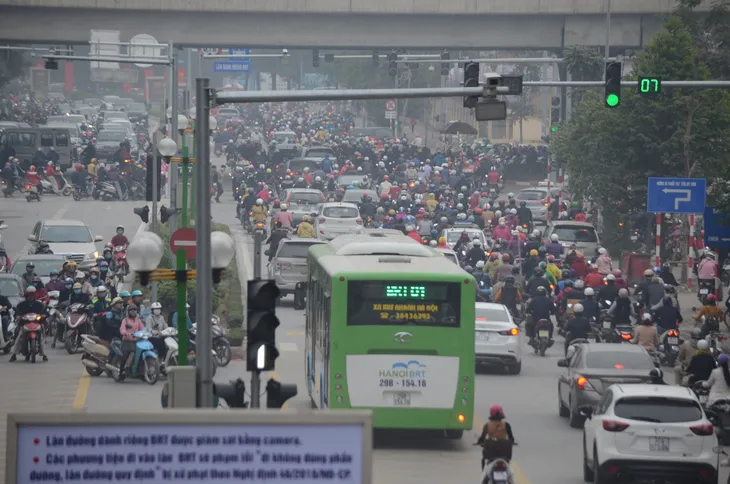 Xe bus nhanh BRT bị đánh giá có nguy cơ gây ùn tắc - Ảnh 1. Xe bus nhanh BRT bị đánh giá có nguy cơ gây ùn tắc - Ảnh 1.