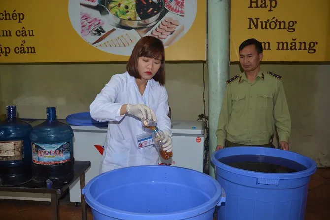 Rượu nấu truyền thống vẫn có thể gây ngộ độc và chứa methanol - Ảnh 1. Rượu nấu truyền thống vẫn có thể gây ngộ độc và chứa methanol - Ảnh 1.