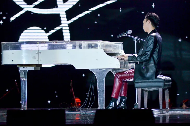 Giọng hát Việt nhí: Soobin Hoàng Sơn vừa hát vừa chơi piano, phiêu hết mình cùng trò cưng - Ảnh 1. Giọng hát Việt nhí: Soobin Hoàng Sơn vừa hát vừa chơi piano, phiêu hết mình cùng trò cưng - Ảnh 1.