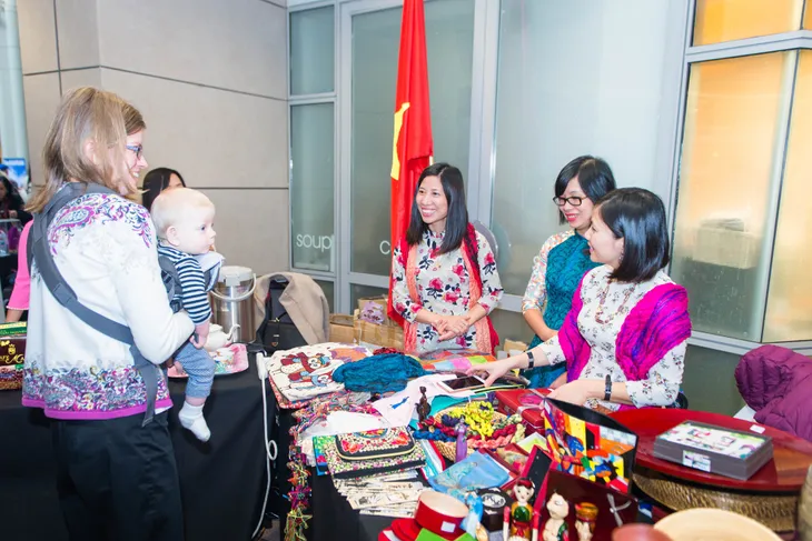 Đồ thủ công mỹ nghệ, ẩm thực Việt hút khách ở Triển lãm ĐSQ Quốc tế Mùa đông - Ảnh 2. Đồ thủ công mỹ nghệ, ẩm thực Việt hút khách ở Triển lãm ĐSQ Quốc tế Mùa đông - Ảnh 2.