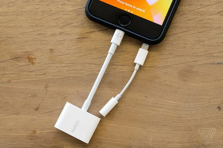Apple bán adapter cho phép vừa nghe nhạc vừa sạc cho iPhone 7/8 - Ảnh 1. Apple bán adapter cho phép vừa nghe nhạc vừa sạc cho iPhone 7/8 - Ảnh 1.