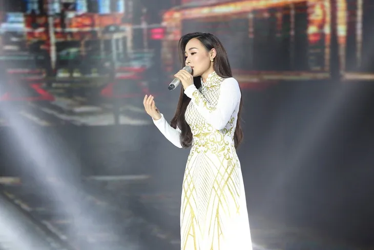 Nghe Hòa Minzy xúi giục, Mai Tiến Dũng tung chiêu mỹ nam kế để giành “tiên nữ Bolero - Ảnh 1. Nghe Hòa Minzy xúi giục, Mai Tiến Dũng tung chiêu mỹ nam kế để giành “tiên nữ Bolero - Ảnh 1.