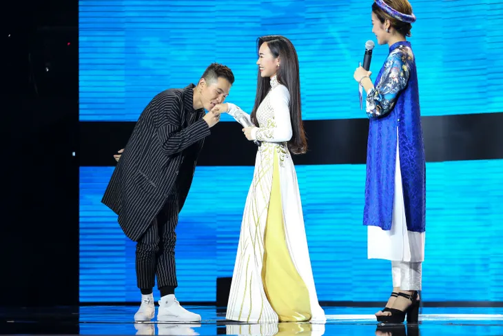 Cặp đôi hoàn hảo: Hòa Minzy lao lên sân khấu nắm tay soái ca định mệnh - Ảnh 2. Cặp đôi hoàn hảo: Hòa Minzy lao lên sân khấu nắm tay soái ca định mệnh - Ảnh 2.