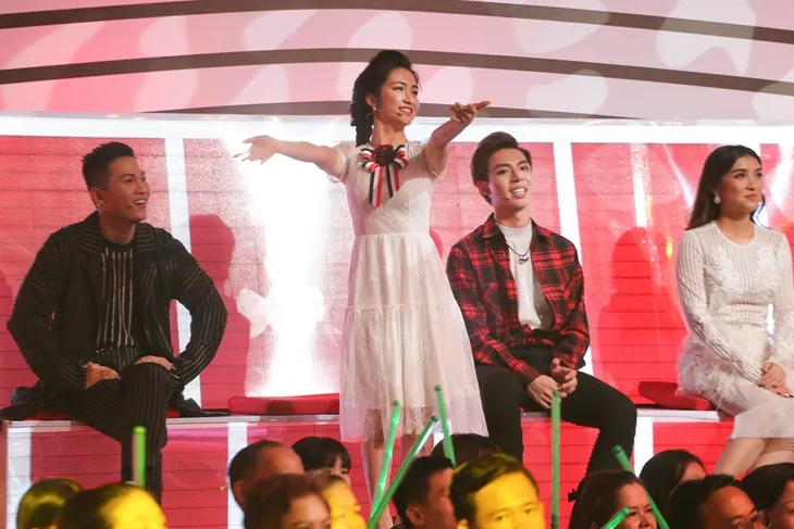 Nghe Hòa Minzy xúi giục, Mai Tiến Dũng tung chiêu mỹ nam kế để giành “tiên nữ Bolero - Ảnh 3. Nghe Hòa Minzy xúi giục, Mai Tiến Dũng tung chiêu mỹ nam kế để giành “tiên nữ Bolero - Ảnh 3.